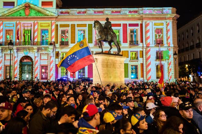 Une manifestation organisée par des Vénézuéliens de la diaspora, célébrant l’arrestation de Nicolas Maduro, à Madrid, le 3 janvier 2026.