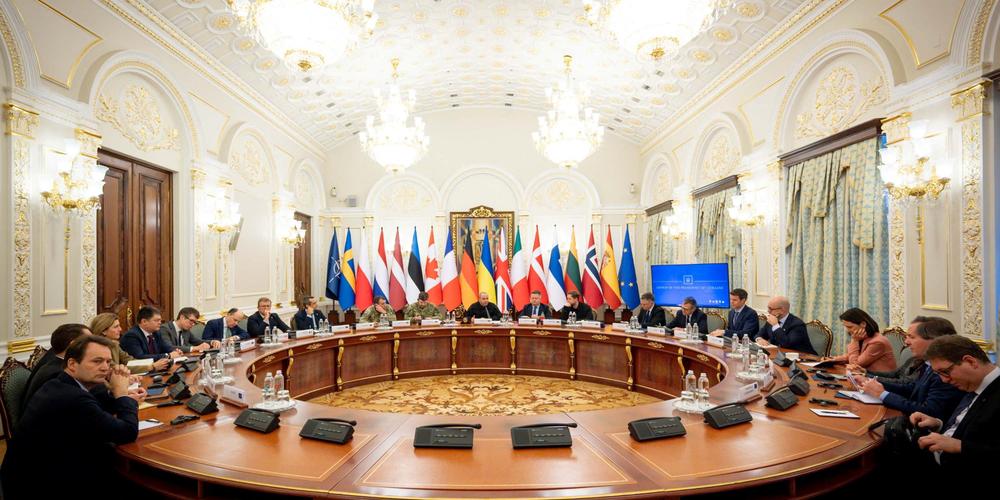 Le négociateur en chef ukrainien, Rustem Umerov, et le secrétaire à la défense nationale ukrainien lors d’une réunion avec des représentants européens, canadiens et de l’OTAN, à Kiev, le 3 janvier 2026. - UKRAINIAN PRESIDENTIAL PRESS SER / VIA REUTERS