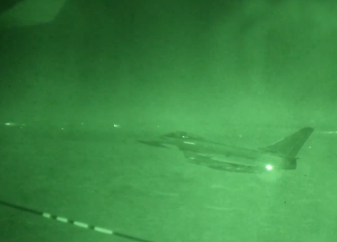 Capture d’écran d’une vidéo publiée sur X.com le 3&nbsp;janvier 2026&nbsp;par le ministère de la défense britannique montrant, selon cette source, un avion de la Royal Air Force participant à des frappes en Syrie.