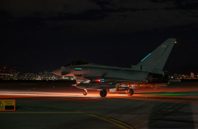 Une photo prise le 3 janvier 2025 et diffusée par le ministère de la défense britannique montre un avion Typhoon de la Royal Air Force prêt à décoller de l’île de Chypre pour une patrouille au-dessus de la Syrie. 