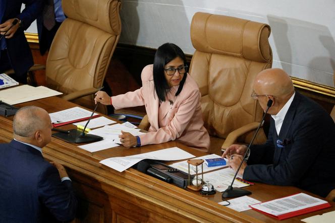Delcy Rodriguez, vice-présidente vénézuélienne, s’entretient avec le président de l’Assemblée nationale, Jorge Rodriguez, lors de la présentation du projet de budget&nbsp;2026 du gouvernement à l’Assemblée nationale, à Caracas, le 4&nbsp;décembre&nbsp;2025. 