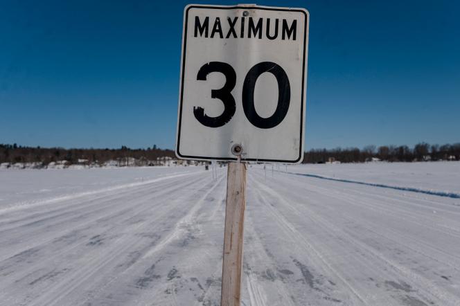 Un panneau routier indiquant la limite de vitesse en kilomètres/heure, à Pointe-Fortune, au Québec (Canada), le 17&nbsp;février 2021.