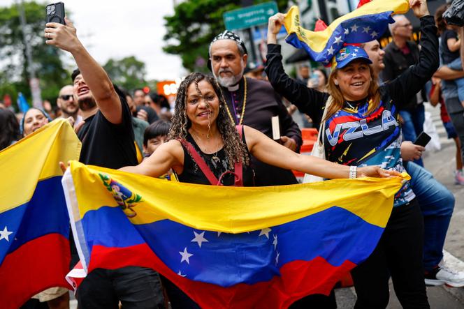 Des Vénézuéliens lors d’une manifestation pour la liberté et une transition démocratique, sur l’avenue Paulista à Sao Paulo, au Brésil, le 4&nbsp;janvier 2026. 