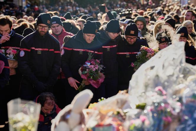 Des pompiers locaux devant la chapelle Saint-Christophe, lors d’une messe commémorative, à Crans-Montana (Suisse), le 4&nbsp;janvier&nbsp;2026.