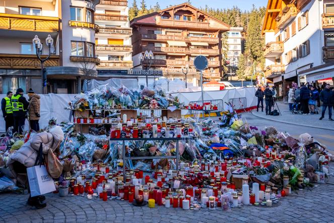 Des hommages aux victimes de l’incendie d’un bar à Crans-Montana, en Suisse, le 4&nbsp;janvier 2026.