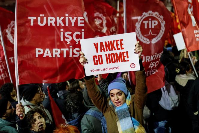 Des manifestants turcs contre l’opération américaine au Venezuela, dans le centre d’Istanbul, le 4&nbsp;janvier 2026.