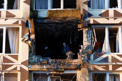 Enlèvement des débris à l’intérieur de l’hôpital privé endommagé par une frappe aérienne russe dans la nuit, à Kiev, le 5 janvier 2026