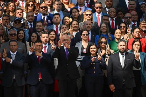 Le président du Parlement vénézuélien, Jorge Rodriguez (au centre), lors de la photo officielle de la nouvelle Assemblée nationale, à Caracas, le 5 janvier 2026.