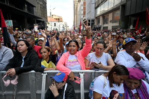 Des partisans de Nicolas Maduro assistent à la retransmission d’une session de l’Assemblée nationale sur grand écran, à Caracas, le 5 janvier 2026.