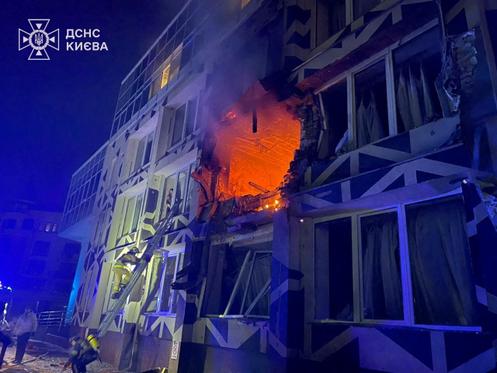 Des pompiers sur le site d’un hôpital privé endommagé par une frappe russe, à Kiev, le 5 janvier 2026.