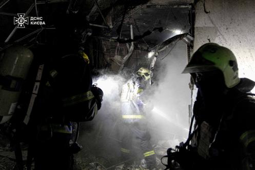 Des pompiers sur le site d’un hôpital privé endommagé par une frappe russe, à Kiev, le 5 janvier 2026.