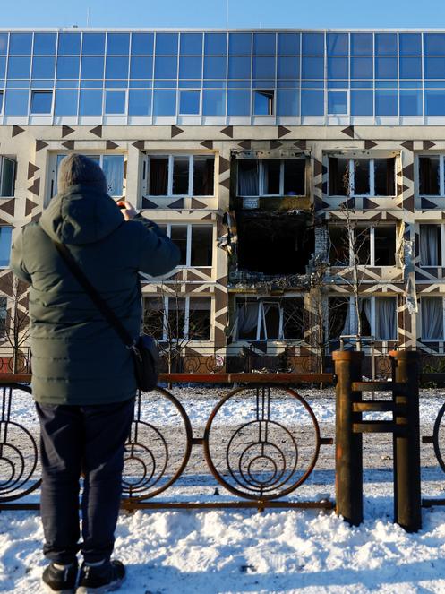Devant l’hôpital privé endommagé par une frappe russe, à Kiev, le 5 janvier 2026