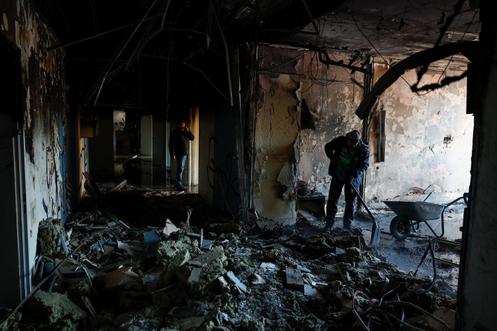 Enlèvement des débris à l’intérieur de l’hôpital privé endommagé par une frappe aérienne russe, à Kiev, le 5 janvier 2026