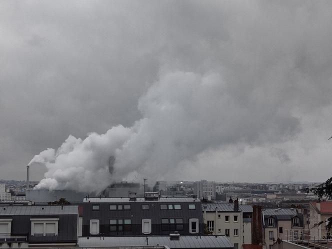 Les fumées s’échappant de l’incinérateur d’ordures ménagères d’Ivry-Paris&nbsp;13,&nbsp;lors de l’incident du 24&nbsp;septembre 2025.