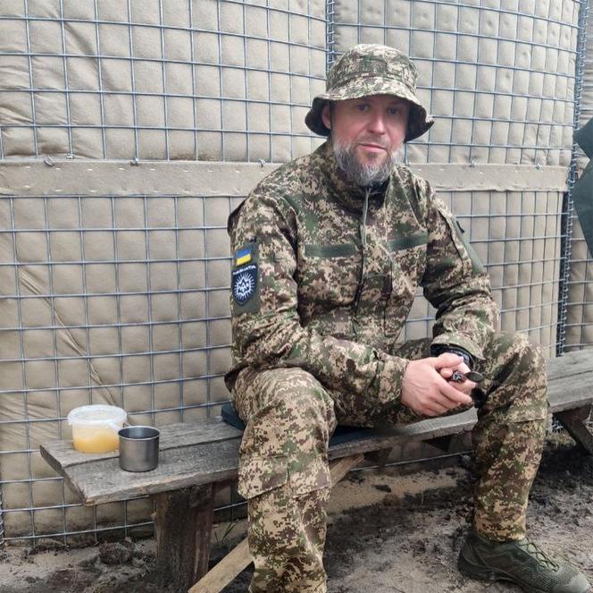 Lors de la formation de Dmytro Kushnir dans l’armée ukrainienne, un pot de miel à ses côtés, en 2024. 