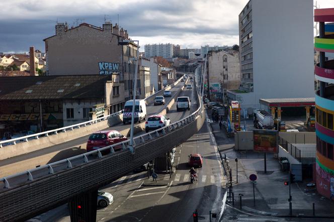 Le boulevard de Plombières, à Marseille, et la passerelle reliant deux autoroutes qui le surplombent.