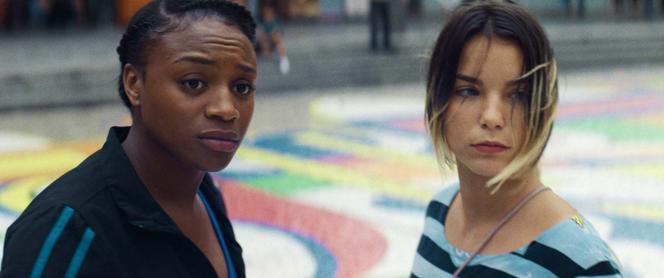 Fanta Kebe (Djeneba) et Shirel Nataf (Shaï) dans « Ma frère », de Lise Akoka et Romane Gueret.