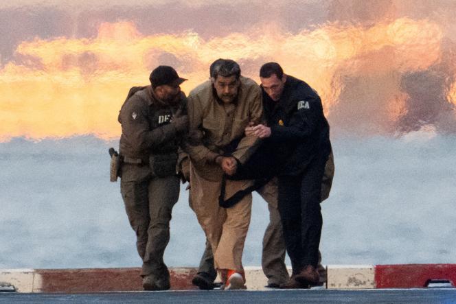 Le président vénézuélien déchu, Nicolas Maduro, est escorté jusqu’au tribunal fédéral de New York pour sa comparution, le 5&nbsp;janvier 2026.