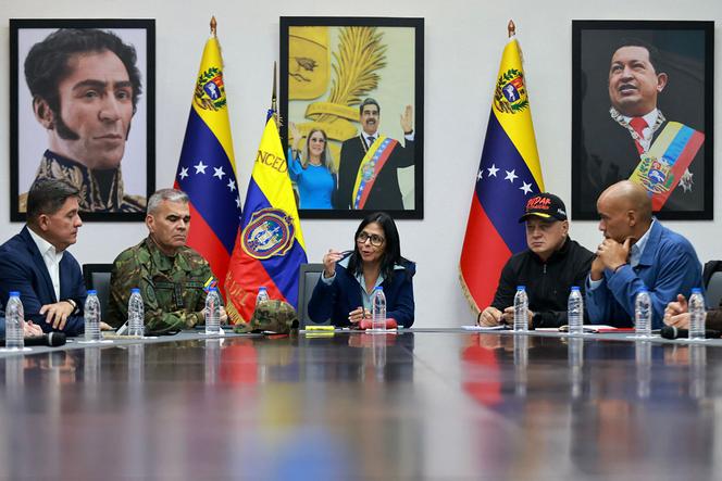 Cette photo diffusée par le service de presse présidentiel du Venezuela montre la présidente par intérim, Delcy Rodriguez (au centre), lors d’une réunion du conseil des ministres, à Caracas, le 4 janvier 2026.