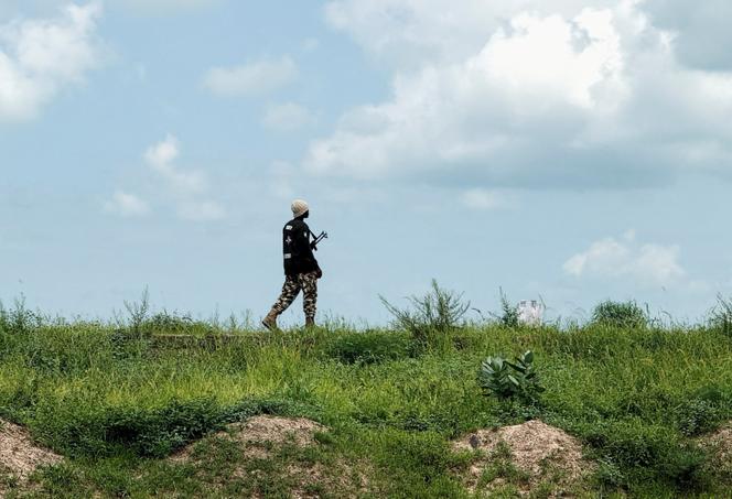 Un soldat de l’armée nigériane monte la garde dans la ville de Dikwa, dans l’Etat de Borno (Nigeria), le 27 août 2025.