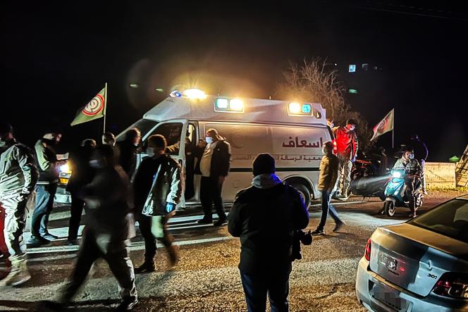 Les services d’urgence arrivent sur les lieux d’une frappe israélienne sur le village de Kfar Hatta, dans le sud du Liban, le 5&nbsp;janvier 2026.