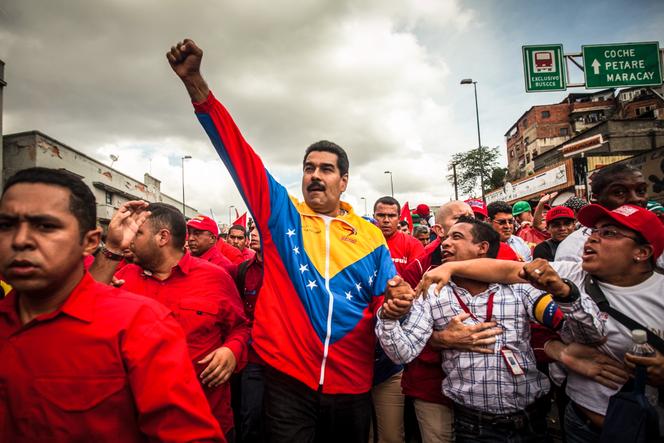 Le président vénézuélien, Nicolas Maduro, salue des partisans lors d’un rassemblement à Caracas, le 1ᵉʳ&nbsp;mai&nbsp;2013.
