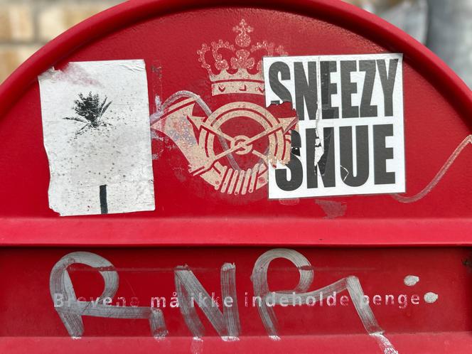 Une boîte aux lettres de la poste danoise devant un supermarché, à Copenhague, avant son démantèlement, le 2 décembre 2025.