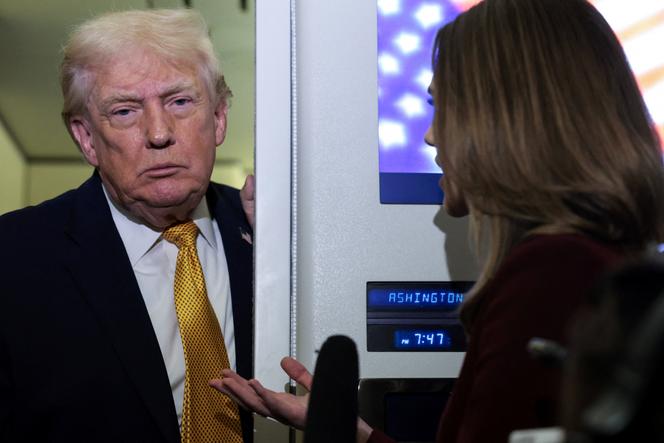 Le président américain, Donald Trump, répond aux questions des reporters à bord d’Air Force One, dans la soirée du 4 janvier 2026.