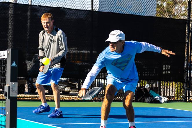 Ancien joueur de tennis, Phil Meadows​, 70 ans (à gauche), joue plusieurs fois par semaine au pickleball à Virginia Beach (Virginie). Ici en double, le 13 décembre 2025.