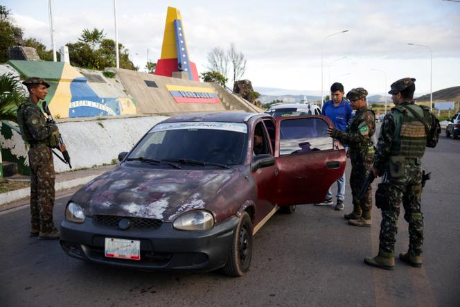 Des soldats brésiliens contrôlent une voiture à la frontière avec le Venezuela, dans l’Etat du Roraima, le 5 janvier 2026.