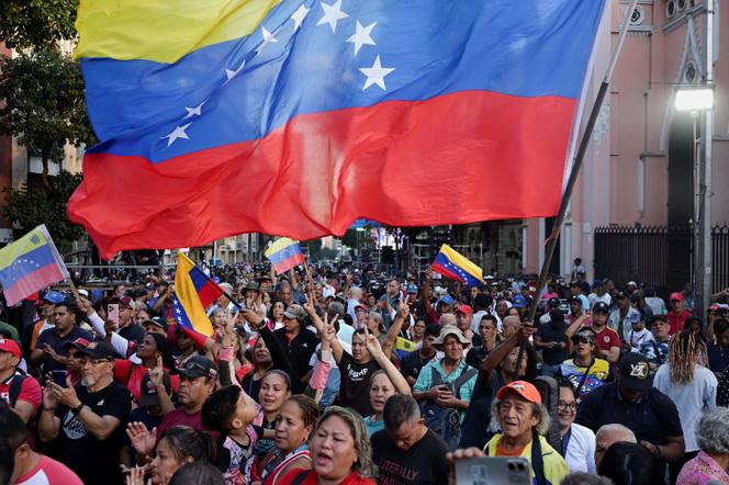 Des partisans de Nicolas Maduro demandent sa libération lors d’une manifestation dans les rues de Caracas, le 4 janvier 2026.