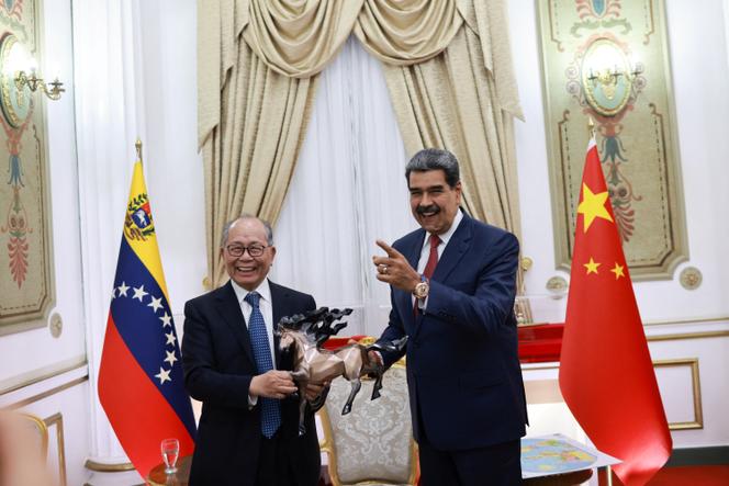 Le président vénézuélien, Nicolas Maduro, et le représentant spécial du gouvernement chinois pour les affaires latino-américaines, Qiu Xiaoqi, au palais Miraflores, à Caracas, au Venezuela, le 2&nbsp;janvier&nbsp;2026. 