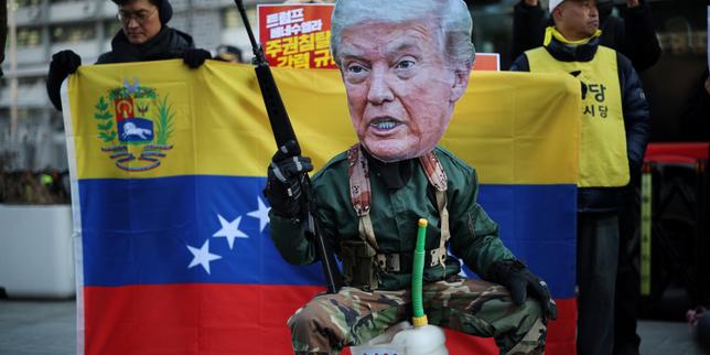 EN DIRECT : le Venezuela va remettre au moins 30 millions de barils de pétrole aux Etats-Unis, assure Donald Trump