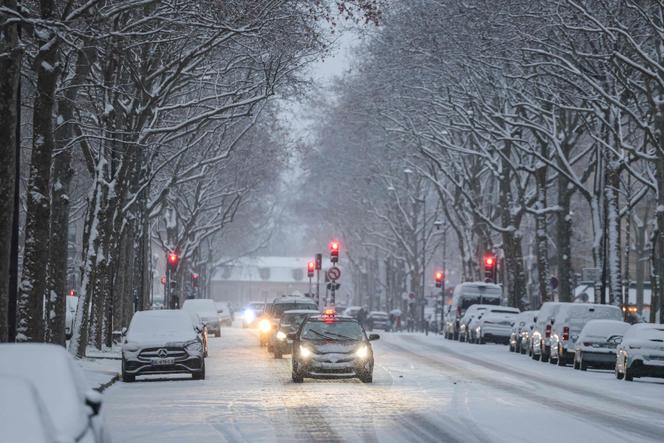 Une rue enneigée à Paris, le 5&nbsp;janvier 2026.