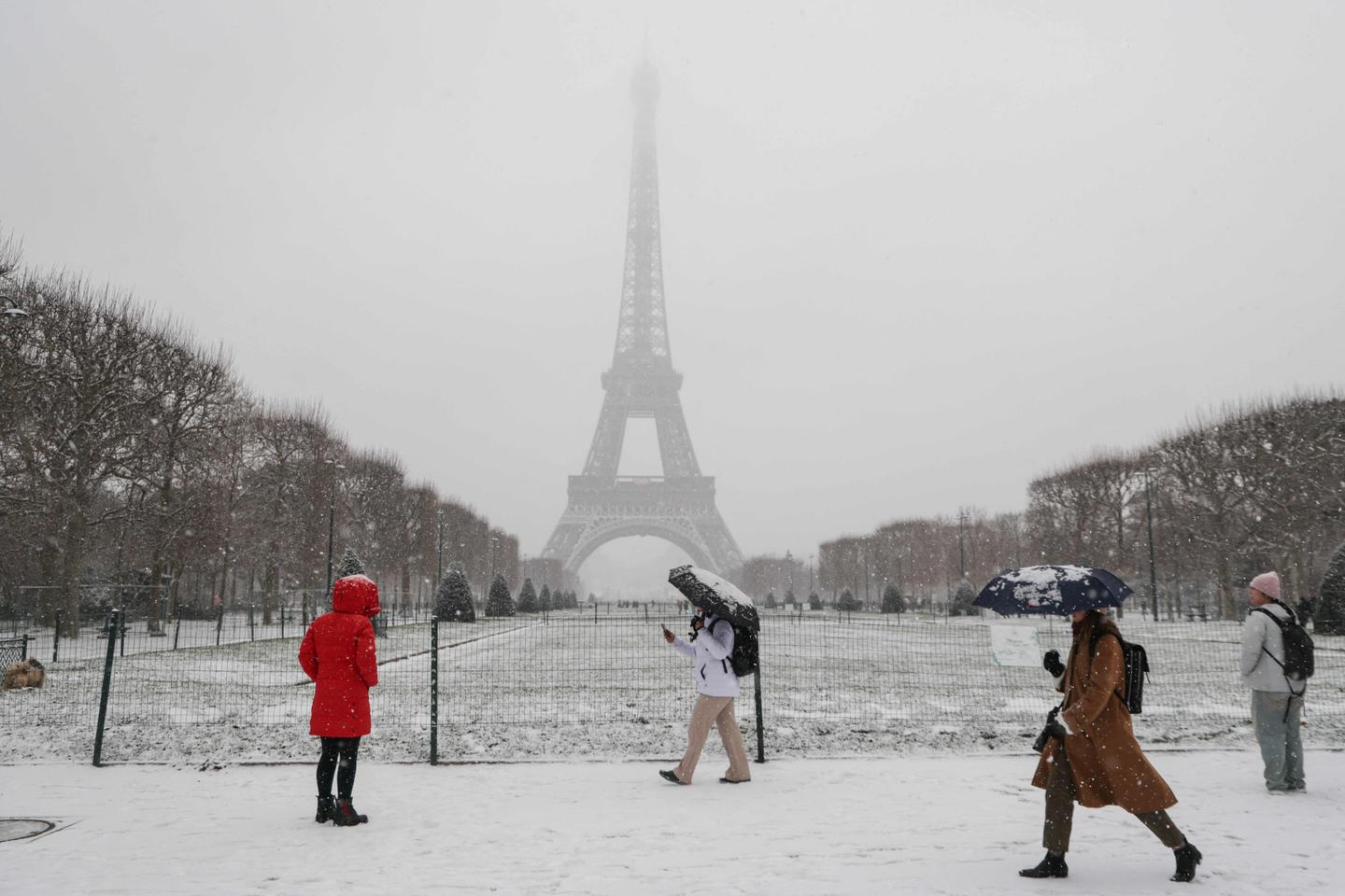 Neige et verglas à Paris et dans l’Ouest : les images du froid qui s’installe dans une partie de la France