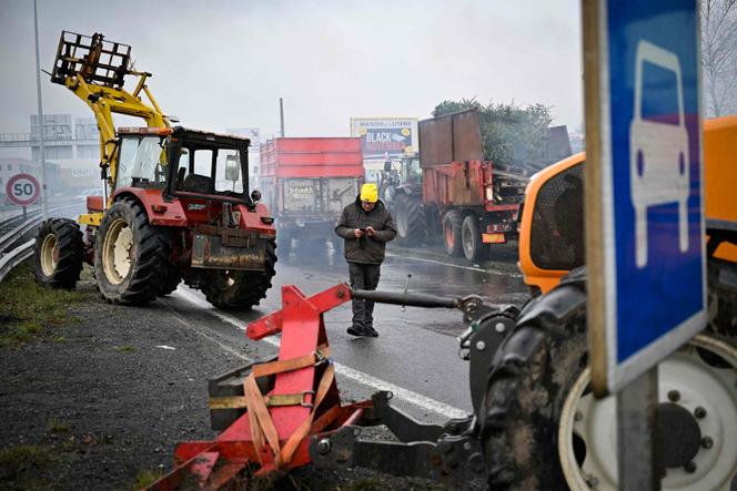 Des agriculteurs bloquent le périphérique, à Caen, le 5&nbsp;janvier 2026.