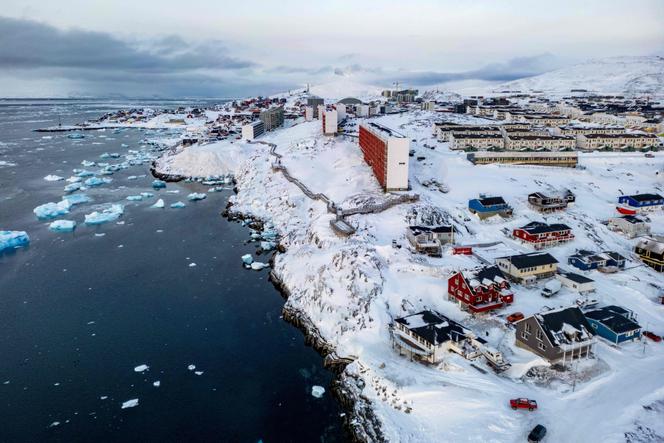 Vue aérienne de Nuuk, la capitale du Groenland, le 7 mars 2025.