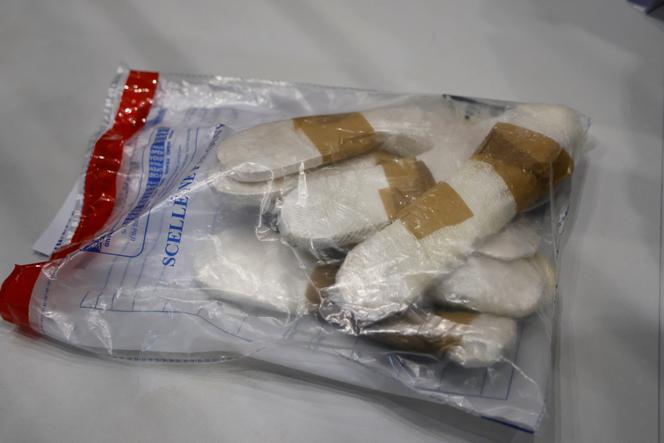 Des scellés contenant de la drogue, lors d’une opération de contrôle antidrogue à l’aéroport Félix-Eboué de Cayenne (Guyane), le 25 mars 2024.