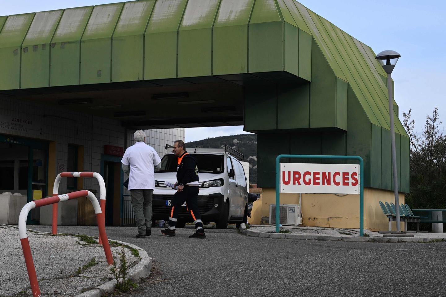 ヴァール県イエールの緊急治療室で火災が発生し男性が死亡
