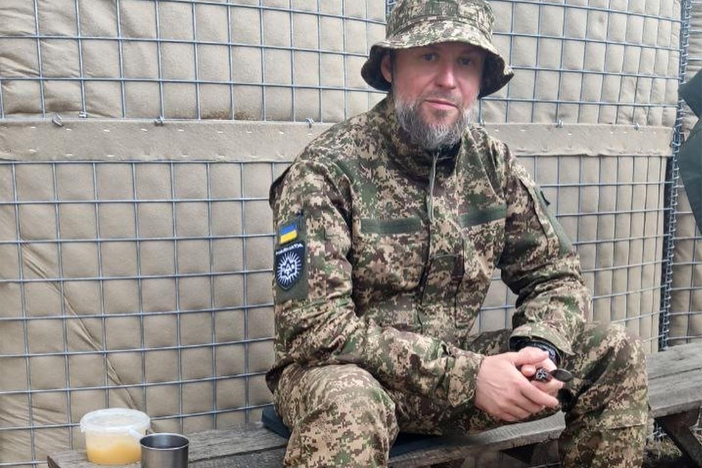 En Ukraine, le soldat tout miel avec les abeilles