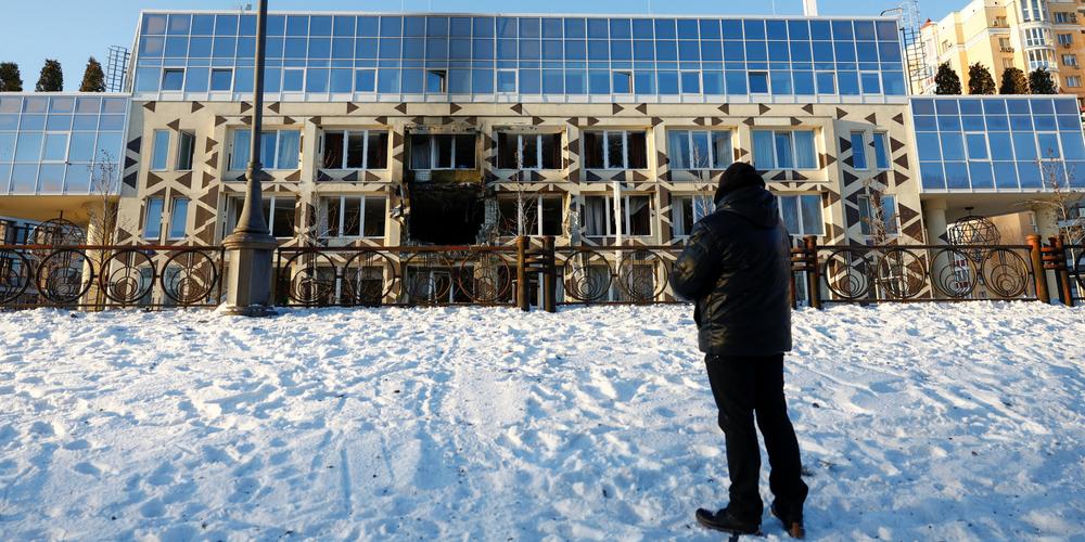 Devant l’hôpital privé endommagé par une frappe russe dans la nuit, à Kiev, le 5 janvier 2026. - VALENTYN OGIRENKO / REUTERS