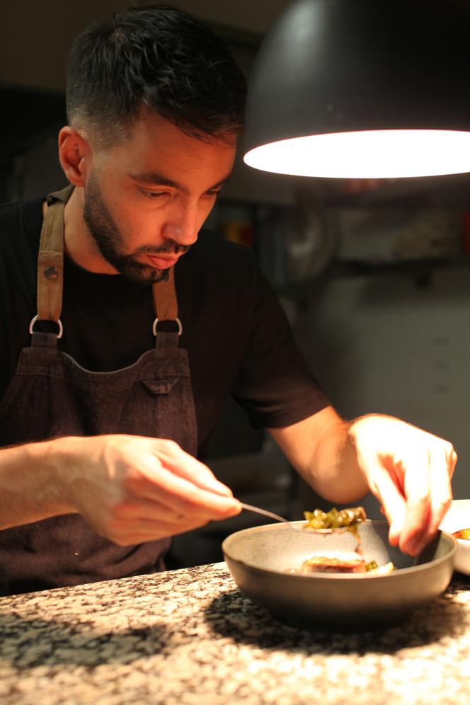 Séverin Aymard, le chef du restaurant Sarbacane, prépare un plat de veau au céléri et aux champignons.