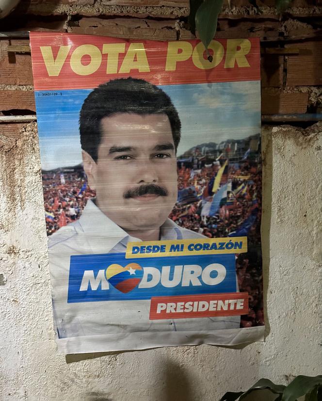 A Caracas, les affiches électorales de 2013 restent affichées dans les ruelles. Image extraite du documentaire « Maduro, du socialisme à la dictature », de Paul Cabanis.