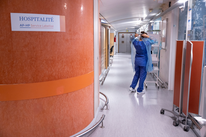 Une infirmière du service de soins intensifs de l’hôpital de la Pitié-Salpêtrière, à Paris, le 30&nbsp;novembre 2021.