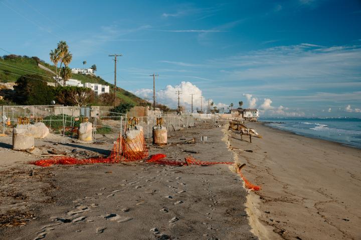 Les restes de maisons détruites par l’incendie de Palisades, à Malibu (Californie), le 5 janvier 2026. 