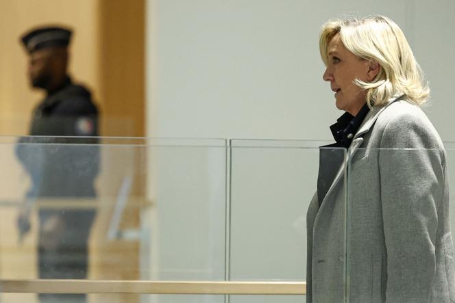 Marine Le Pen, la cheffe de file des députés Rassemblement national (RN, ex-Front national, FN), lors du procès en première instance des assistants parlementaires du FN, à Paris, le 26 novembre 2024.