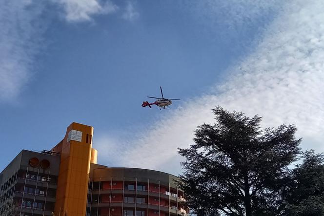 Un hélicoptère transportant un blessé de l’incendie de Crans-Montana décolle de l’hôpital de Sion (Suisse), en direction de l’étranger, le 2&nbsp;janvier 2026.