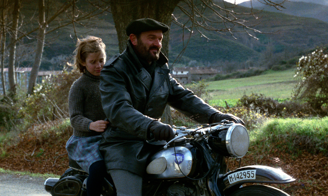 Sonsoles Aranguren (Estrella, à 8 ans) et Omero Antonutti (Agustín Arenas) dans « Le Sud », de Victor Erice.