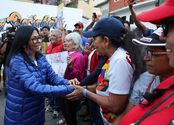Sur cette photo fournie par le service de presse du palais de Miraflores, la présidente par intérim du Venezuela, Delcy Rodriguez (à gauche), salue des partisans, à Caracas, le 6&nbsp;janvier&nbsp;2026.