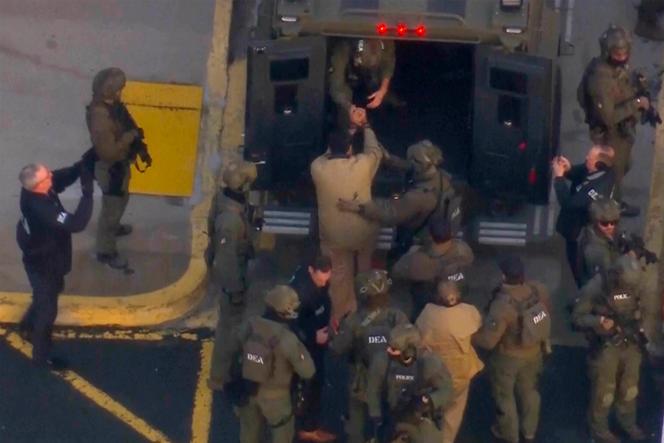 Photo tirée d’une vidéo montre des agents fédéraux aidant le président vénézuélien Nicolas Maduro et son épouse, Cilia Flores, à monter dans un véhicule blindé alors qu’ils se rendent au tribunal fédéral de Manhattan, à New York, le 5&nbsp;janvier 2026.